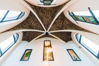 Voûte de l'église transformée en crèche