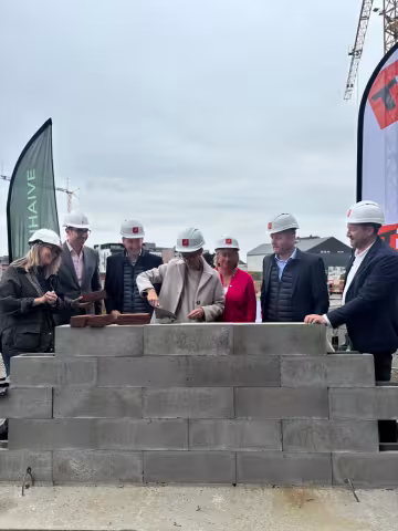 Charlotte Bazelaire, bourgmestre de Namur, pose la première pierre du Parc d'Enhaive