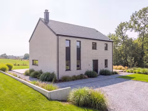 Un client vous ouvre les portes de sa maison neuve à Sorinne-la-Longue